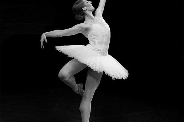 How to Dance an Easy Ballet Solo photo 0